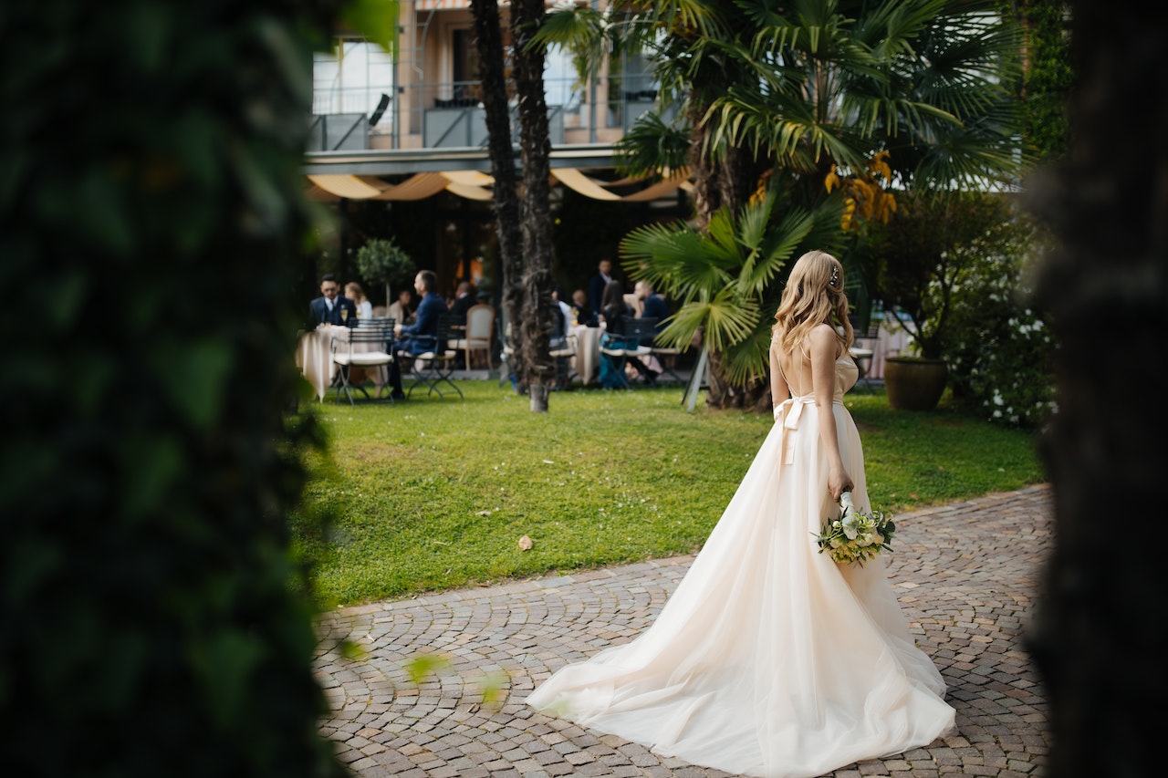 Sukienki na wesele – Elegancja, styl i wyrafinowanie dla wyjątkowej okazji