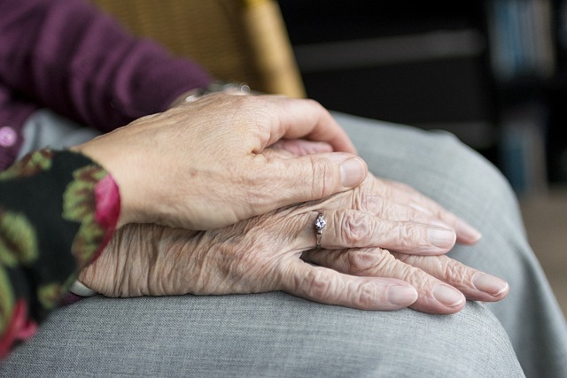 Wsparcie dla seniorów – jak pomóc rodzicom na starość?