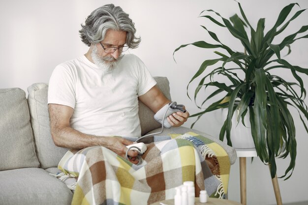 Jak skarpety bezuciskowe mogą pomóc w poprawie komfortu życia seniorów?