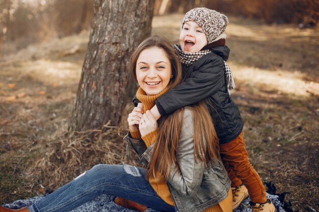 Jak uchwycić prawdziwe emocje podczas sesji fotograficznej z rodziną?