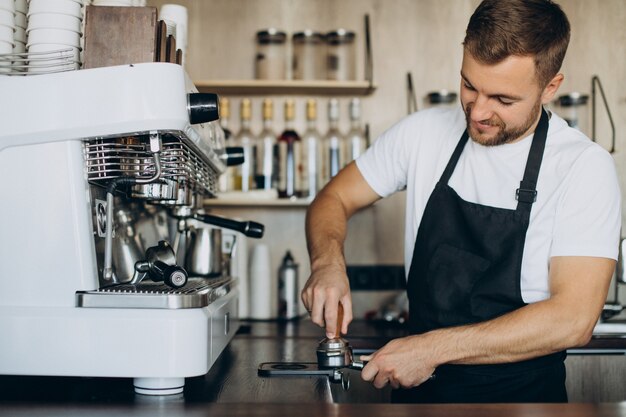 Jak utrzymać ekspres do kawy DeLonghi w doskonałej kondycji dzięki regularnej konserwacji i profesjonalnym serwisom